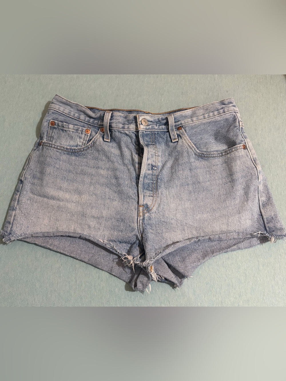 NWOT Levi’s 501 Light Wash Denim High-Rise Cut Off Shorts